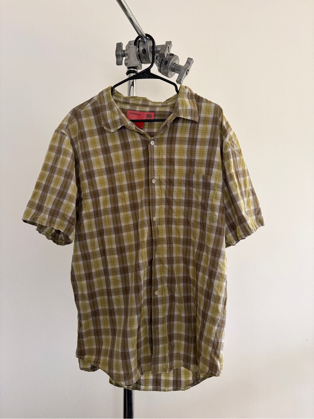 Casual Short-Sleeve Plaid Button-Down Shirt in Olive and White